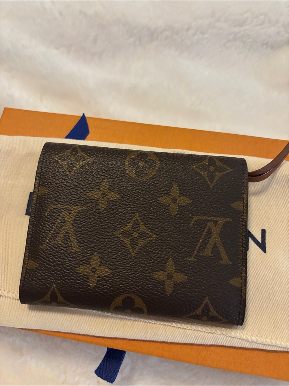 Authentic Louis Vuitton Victorine Wallet in Monogram. EUC - Picture 2 of 7